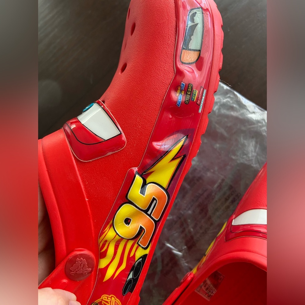 New Crocs X Disney Pixar Cars Lightning McQueen Classic Clogs Size 11 M FLAW - Picture 11 of 15